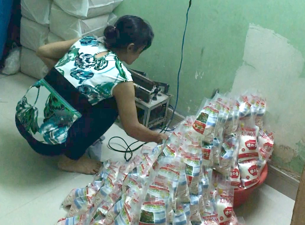 Pha 'xuong' san xuat bot ngot gia o Sai Gon hinh anh
