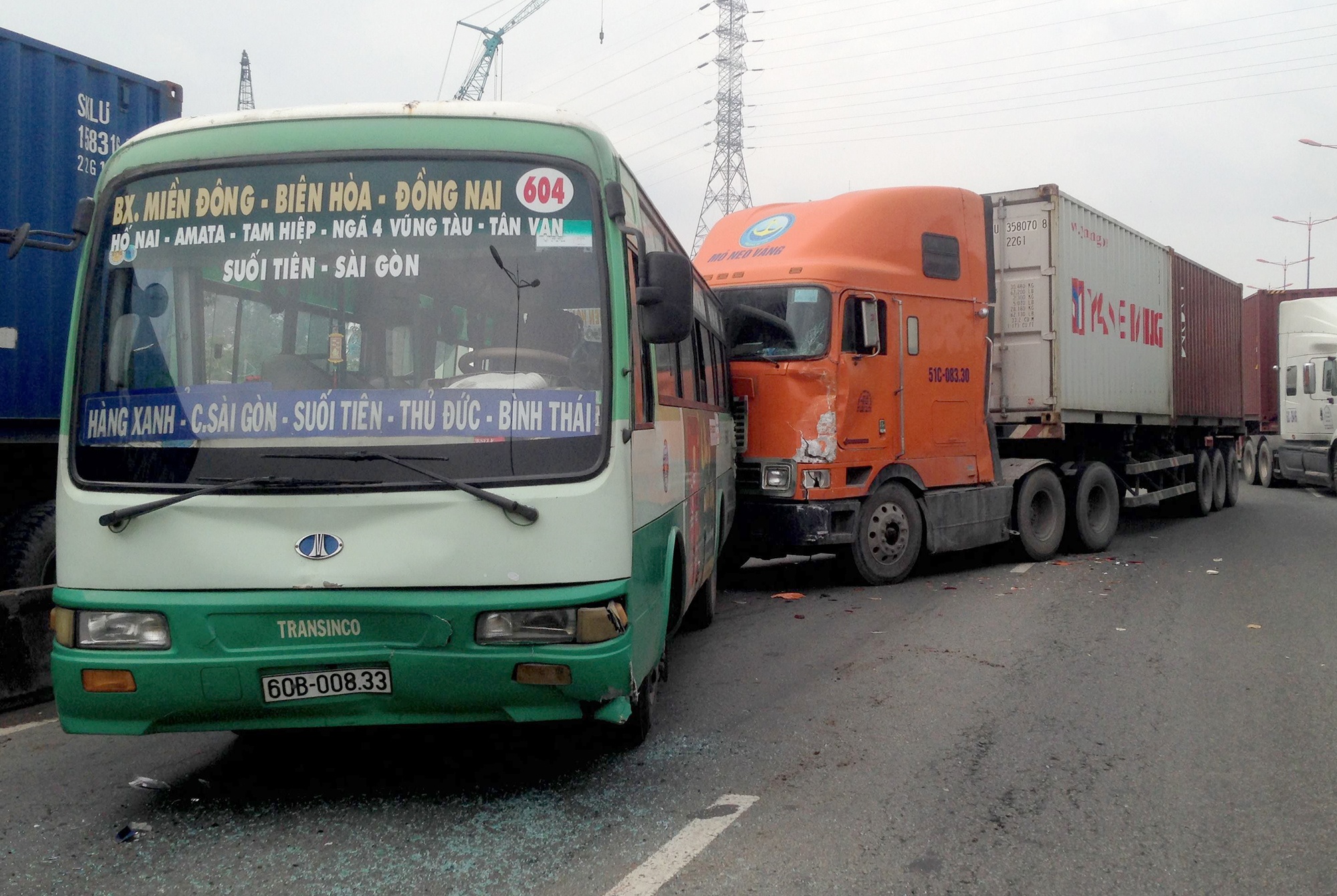 Xe dau keo ‘dai nao’ xa lo Ha Noi, hang chuc nguoi hoang loan hinh anh