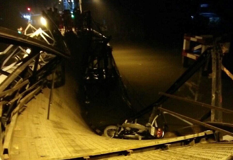 Phut thoat nan cua tai xe xe tai, xe may khi cau Long Kien sap hinh anh