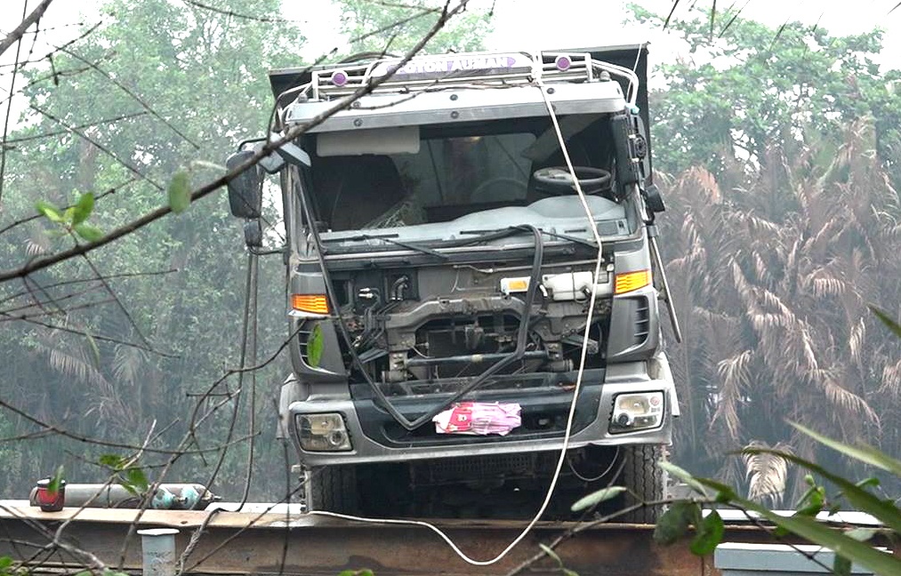 xe tải gây sập cầu long kiển ảnh 1 xe tai gay sap cau long kien anh 1