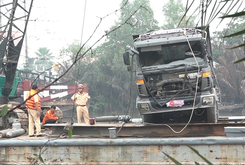 Truc vot xe tai gay sap cau Long Kien o Sai Gon hinh anh