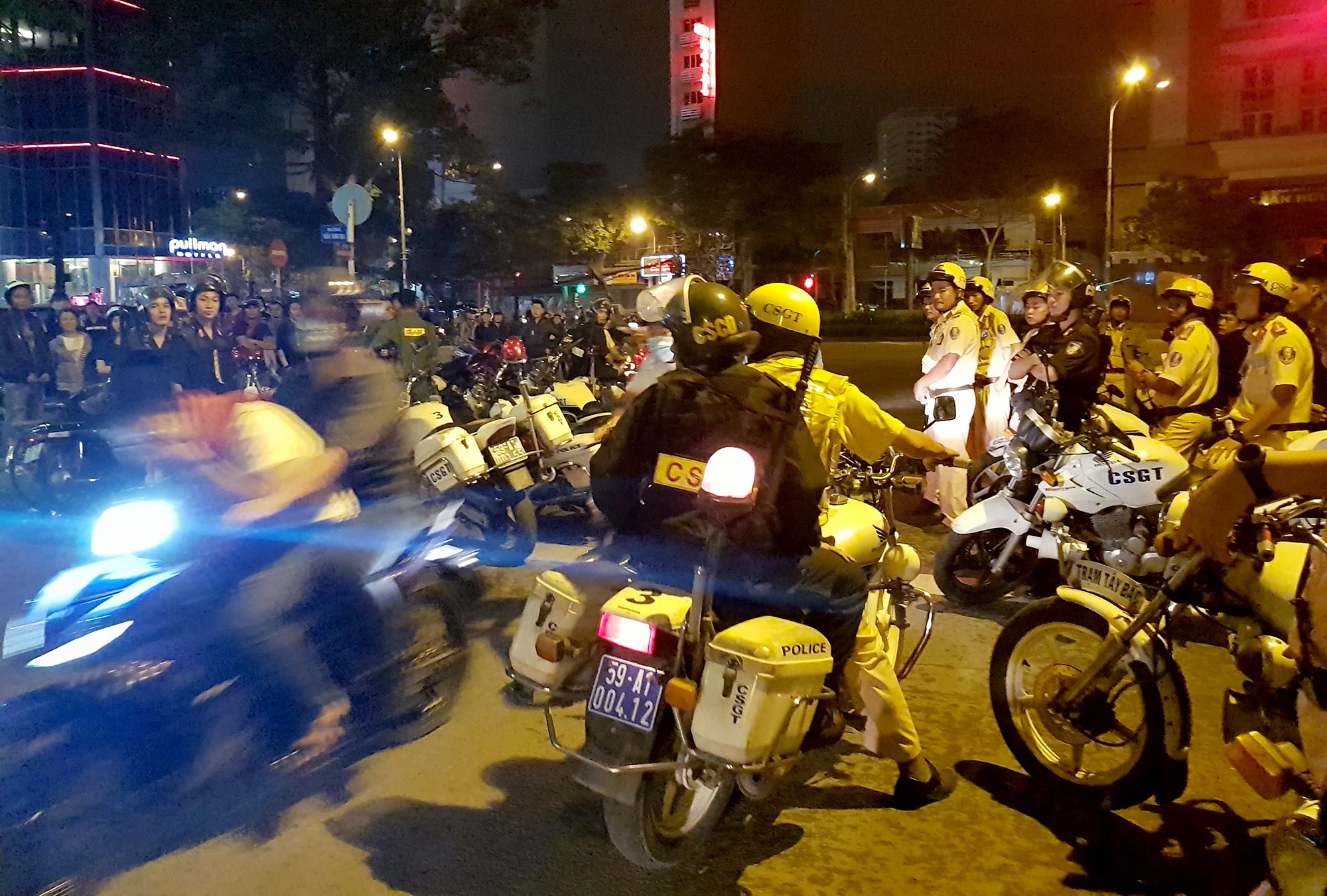 Trang dem chan 'bao' o Sai Gon sau tran thang lich su cua U23 Viet Nam hinh anh