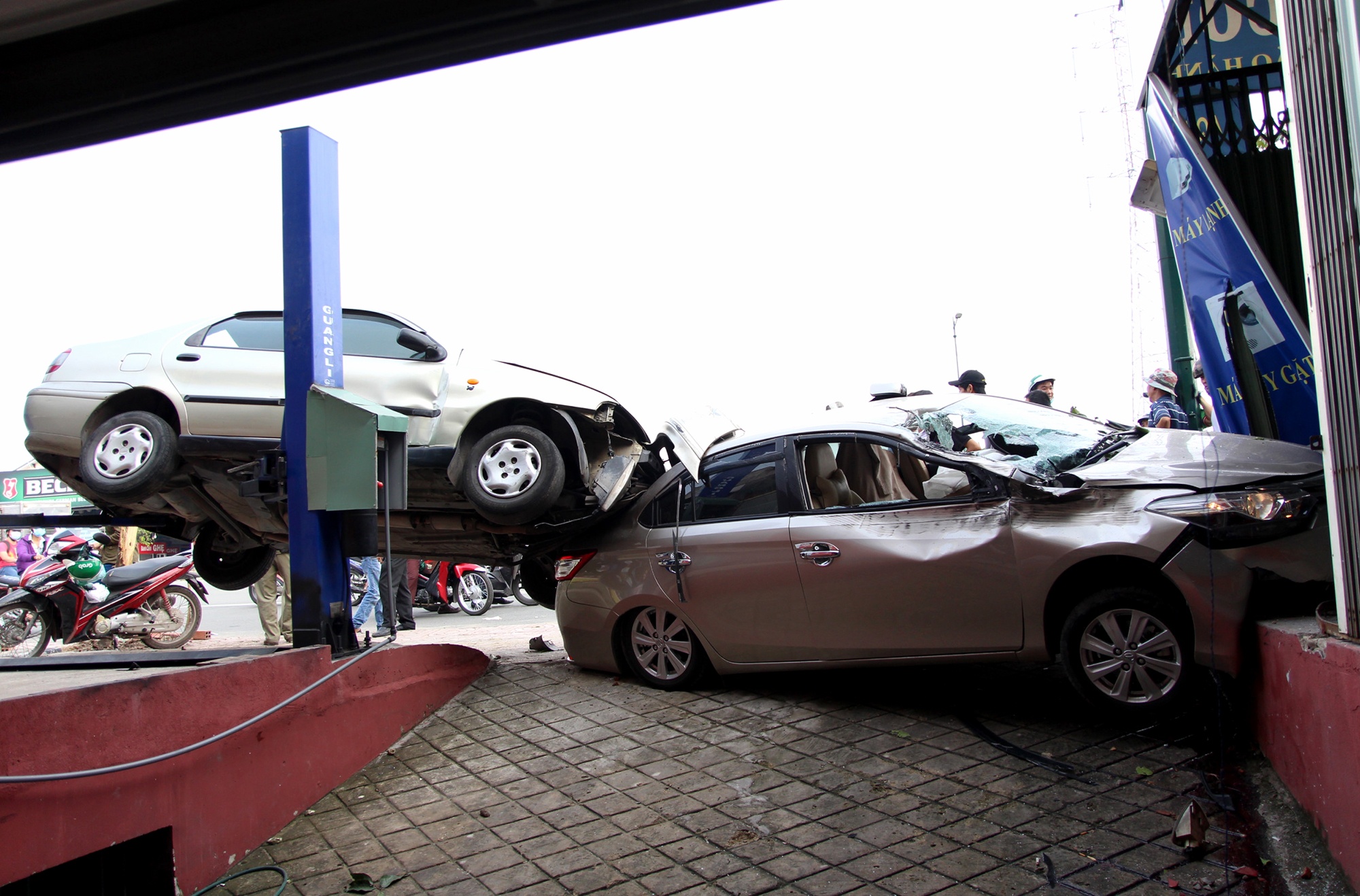 Oto huc gay cay xanh, 'bay' vao garage o Sai Gon hinh anh