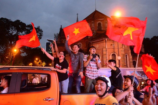 TP.HCM se xu ly triet de nhung thanh nien an mung qua khich hinh anh