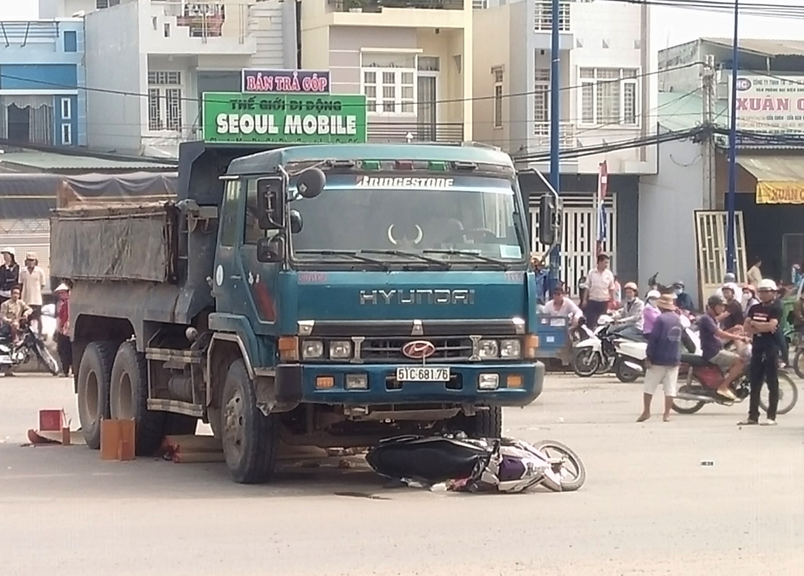 Hai vo chong thiet mang duoi gam xe ben o Sai Gon hinh anh