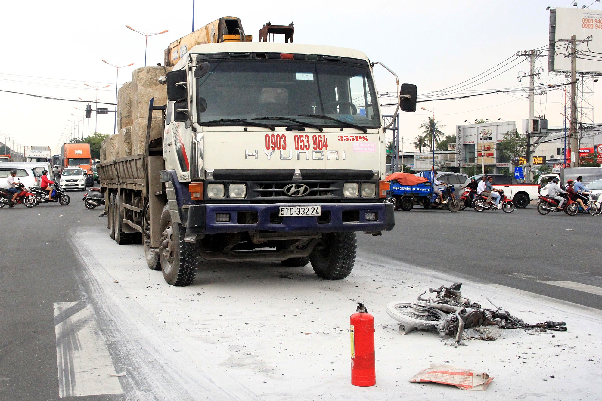 Xe may chay rui sau va cham oto tai, mot nguoi thiet mang hinh anh