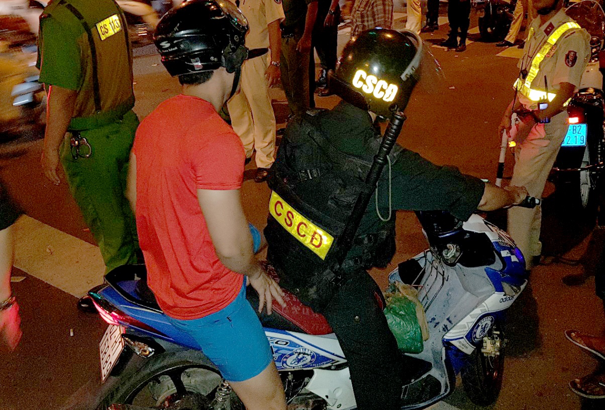 xuyen dem xu ly thanh nien di bao anh 2