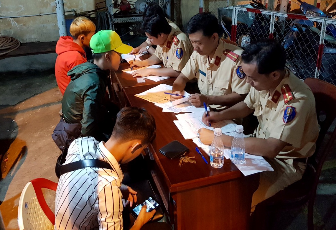 xuyen dem xu ly thanh nien di bao anh 5