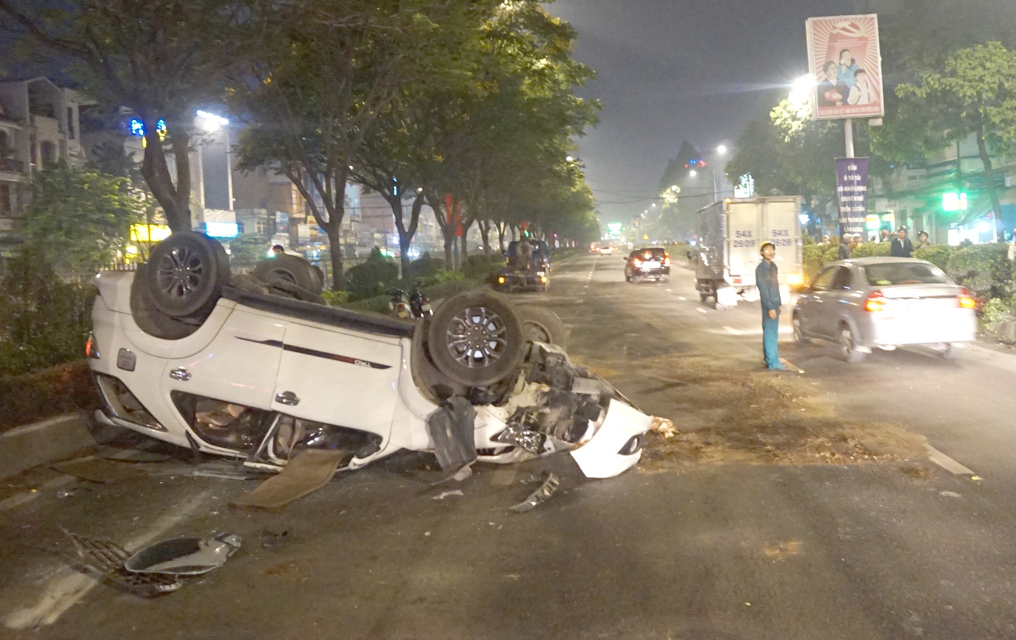 Bon nguoi nuoc ngoai thoat chet khi oto lat ngua o Sai Gon hinh anh