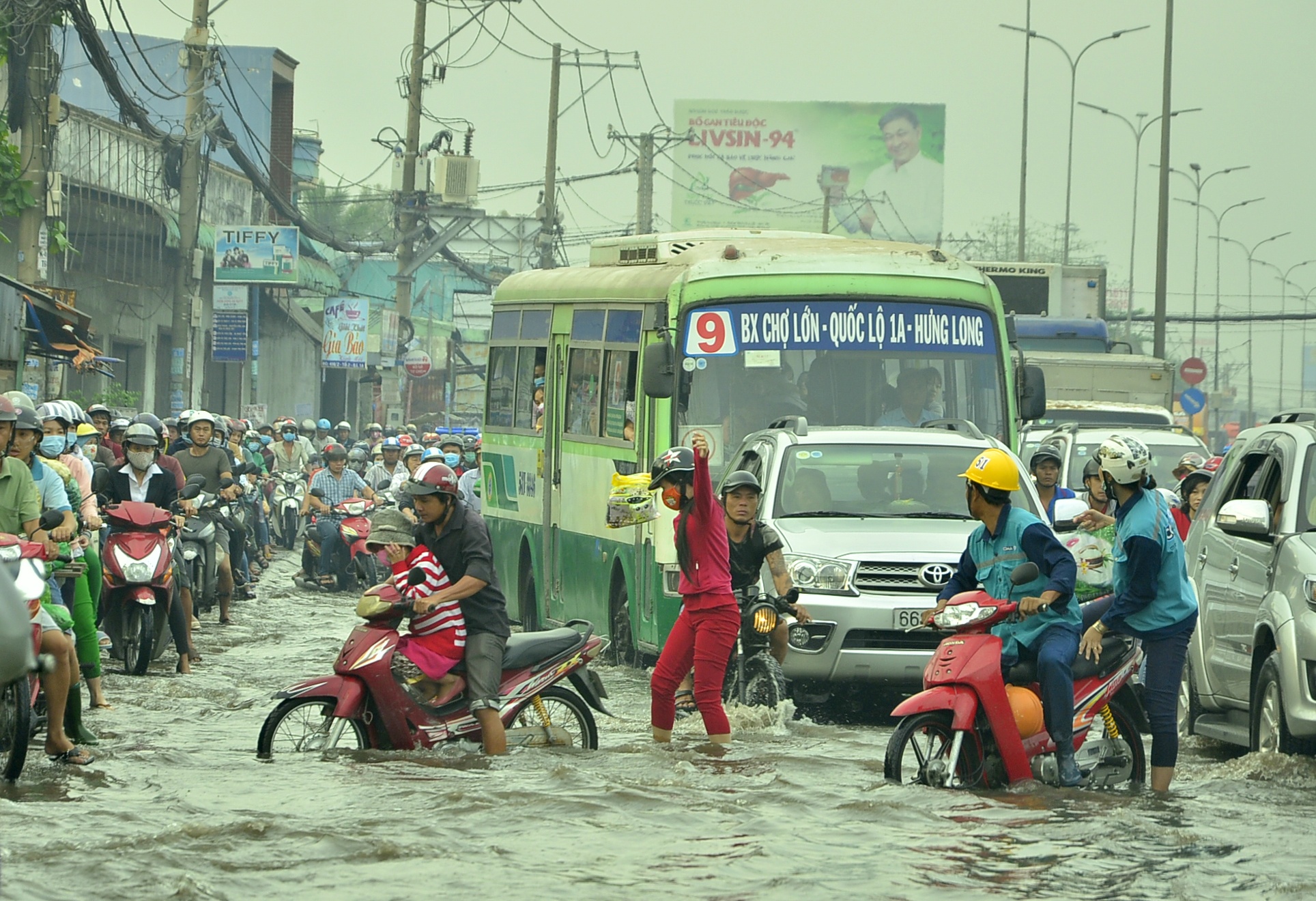 Sai Gon vo de bao, ket xe trong ngay trieu cuong dat dinh hinh anh