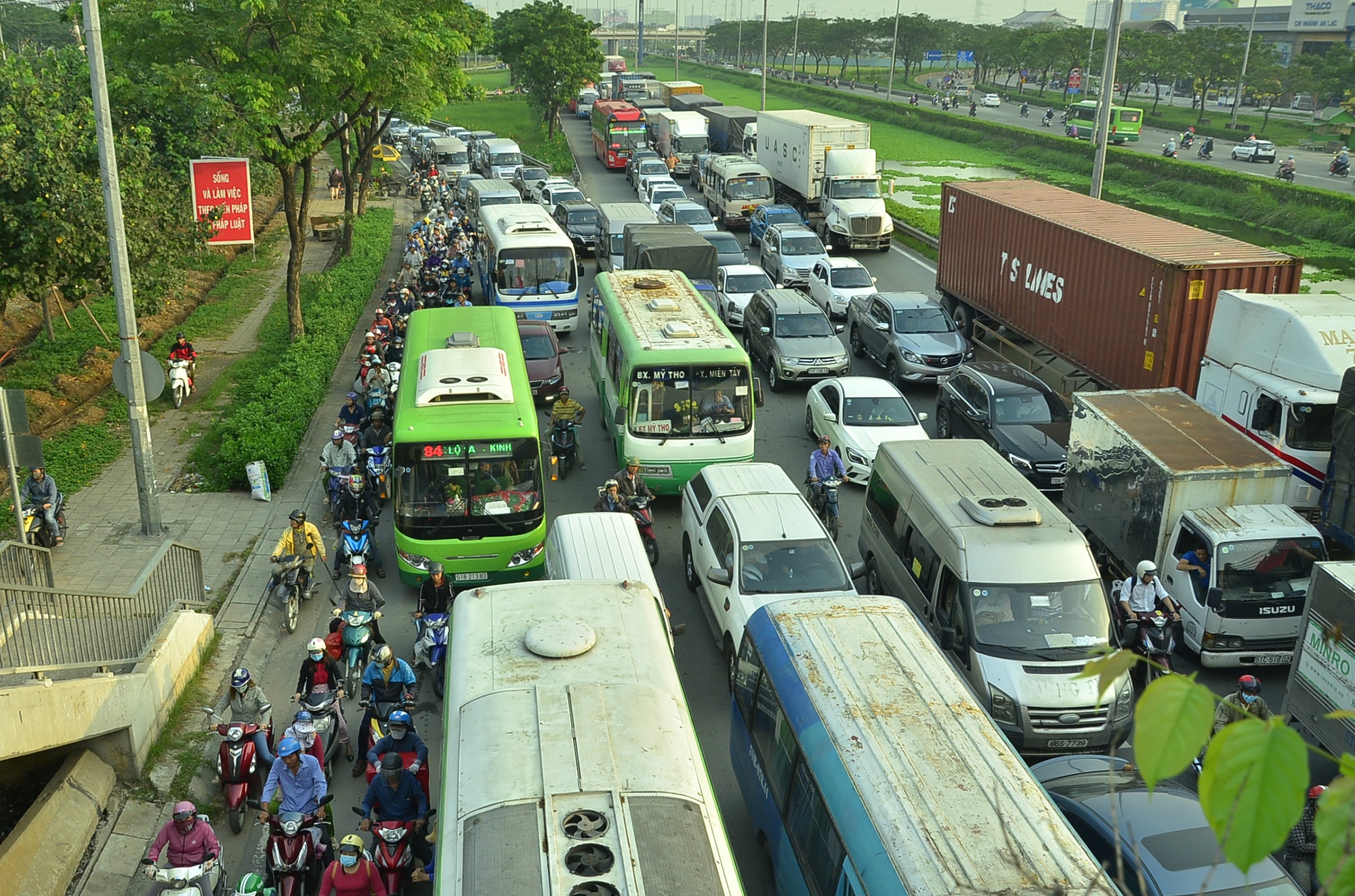 Cửa ngõ miền tây kẹt ngập nước kẹt xe ảnh 8 Cua ngo mien tay ket ngap nuoc ket xe anh 8