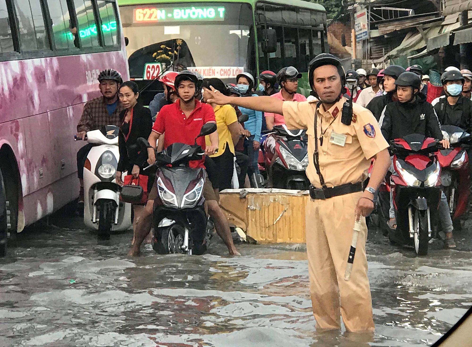 Cửa ngõ miền tây kẹt ngập nước kẹt xe ảnh 6 Cua ngo mien tay ket ngap nuoc ket xe anh 6