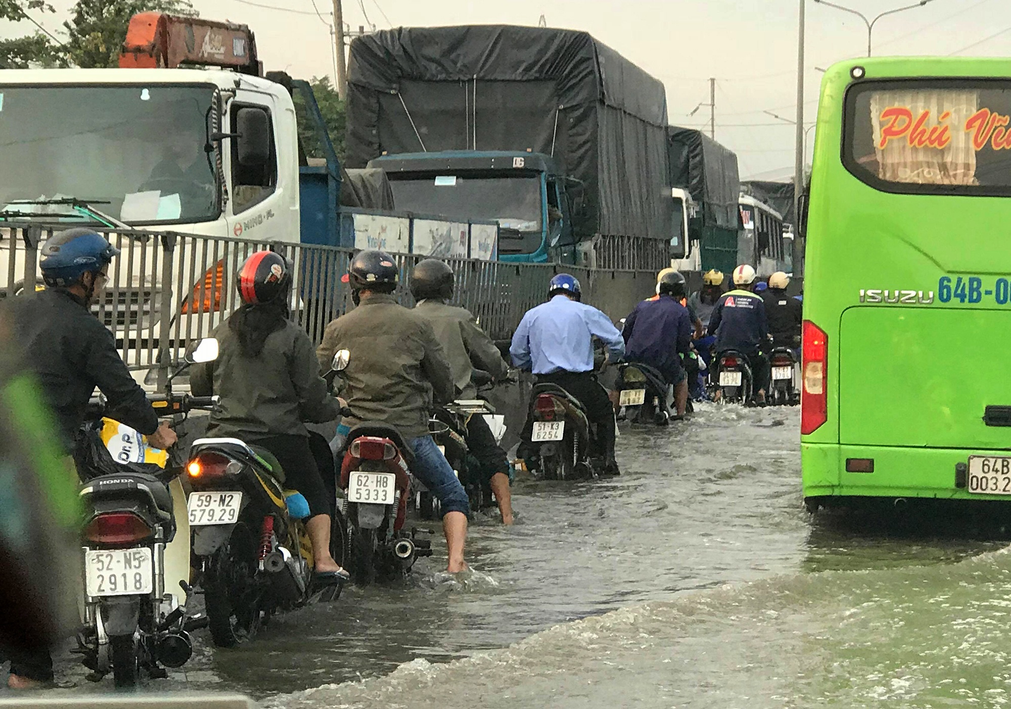 Cửa ngõ miền tây kẹt ngập nước kẹt xe ảnh 4 Cua ngo mien tay ket ngap nuoc ket xe anh 4