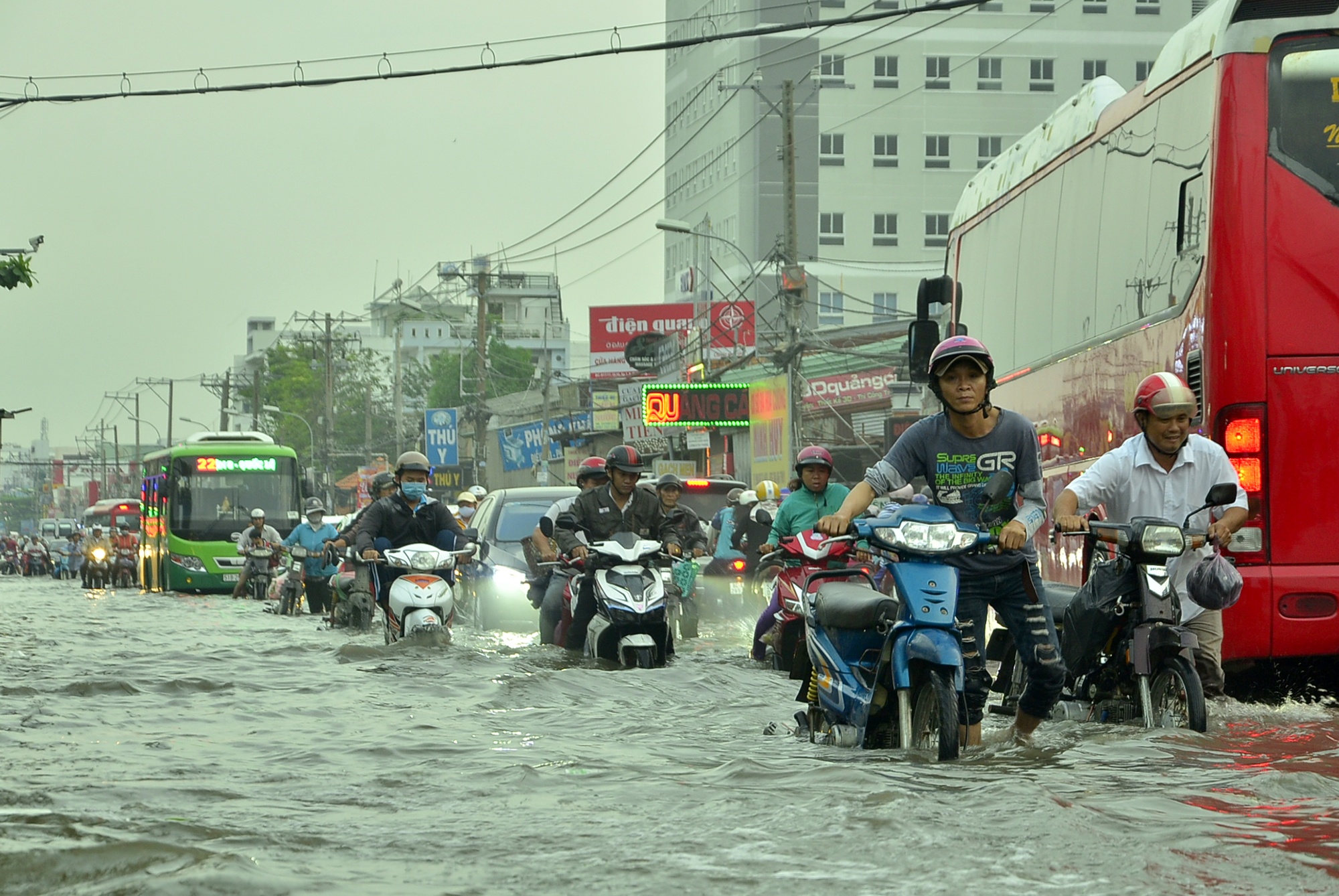 Cửa ngõ miền tây kẹt ngập nước kẹt xe ảnh 2 Cua ngo mien tay ket ngap nuoc ket xe anh 2