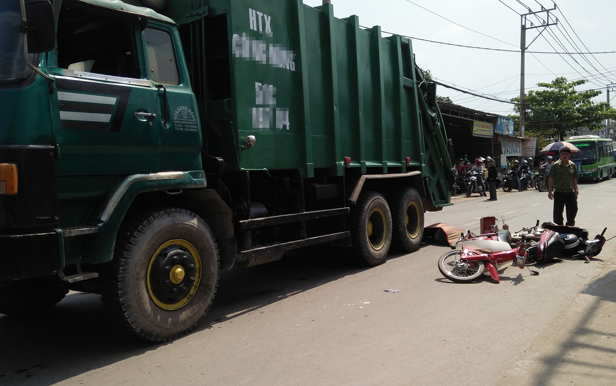 Nam sinh tu vong duoi banh xe rac o Sai Gon hinh anh