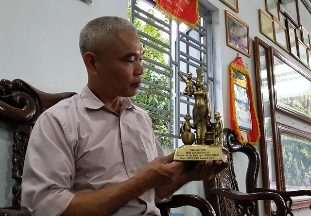 Gap nguoi duc 1.000 tuong me Au Co lam qua tang APEC hinh anh