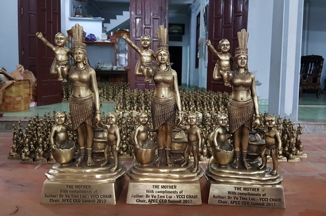 Gặp người đúc 1.000 tượng mẹ Âu Cơ ảnh 2 Gap nguoi duc 1.000 tuong me Au Co anh 2