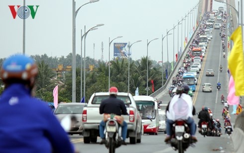 Un u phuong tien, xa tram thu phi BOT cau Rach Mieu nhieu gio hinh anh