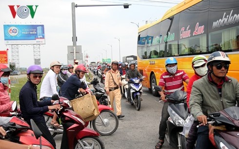 ket xe keo dai tren cau rach mieu anh 2