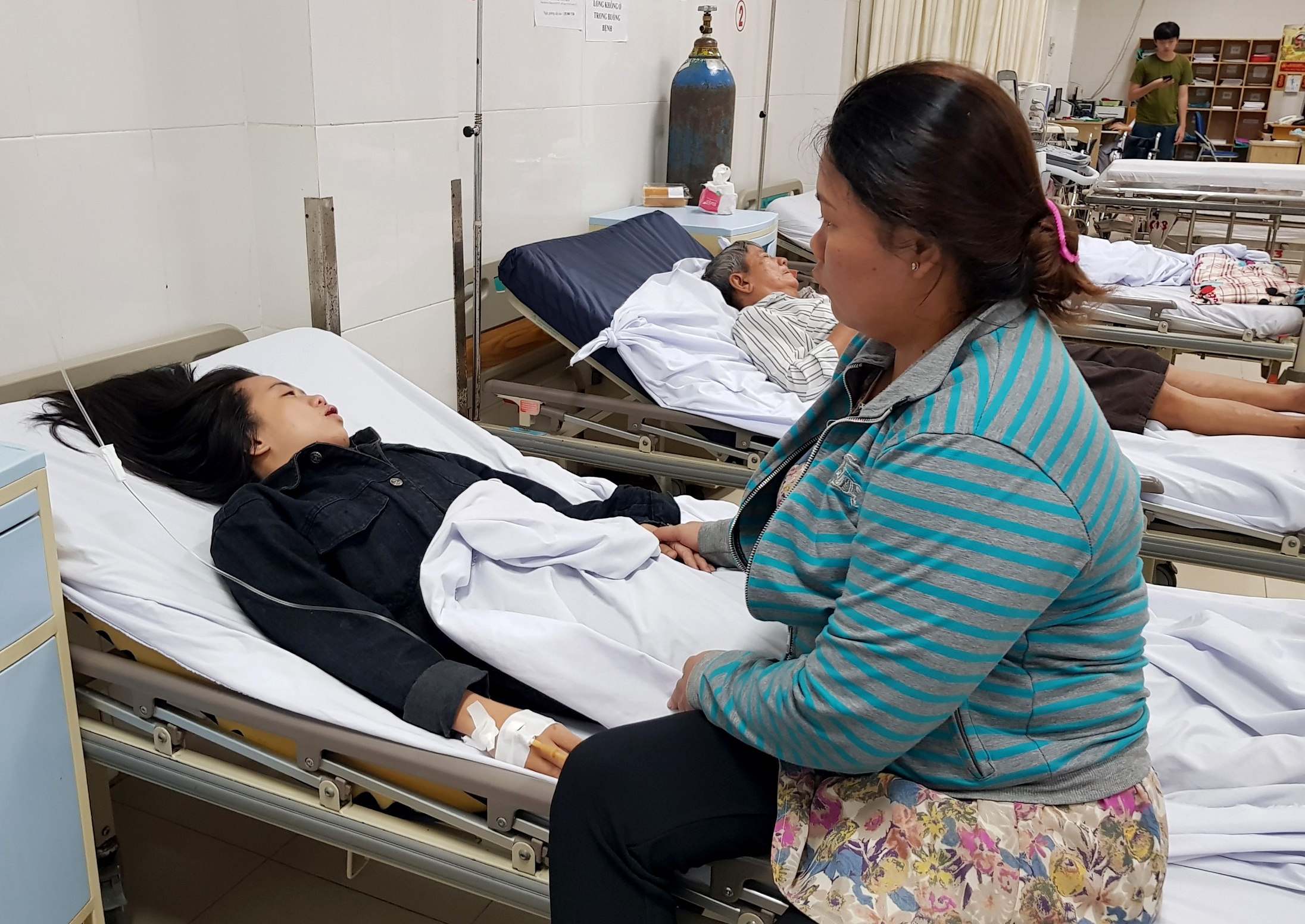 Khoanh khac doi dien 'than chet' khi oto tai huc gan chuc xe may hinh anh