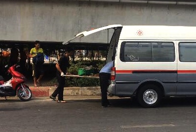 Nguoi dan ong guc chet duoi gam cau o Sai Gon hinh anh