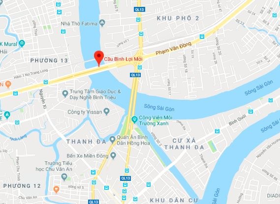 nguoi dan ong guc chet duoi gam cau anh 2