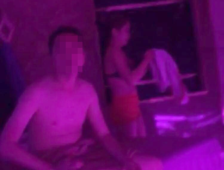 Bat qua tang nu tiep vien kich duc cho khach nuoc ngoai o pho Tay hinh anh