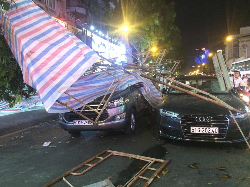 giàn giáo đè ôtô ở sài gòn ảnh 1 gian giao de oto o sai gon anh 1