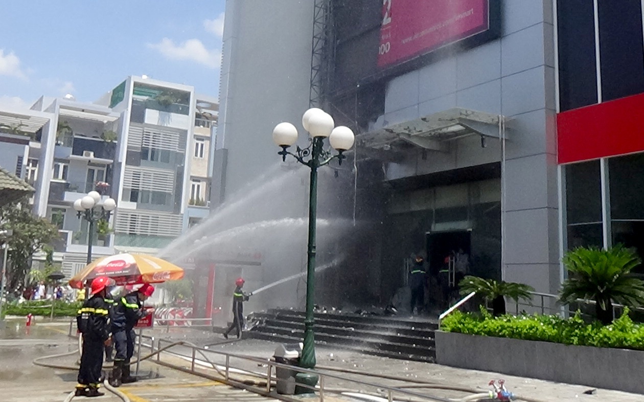 cháy lớn tại vincom quận 7 ảnh 2 chay lon tai vincom quan 7 anh 2