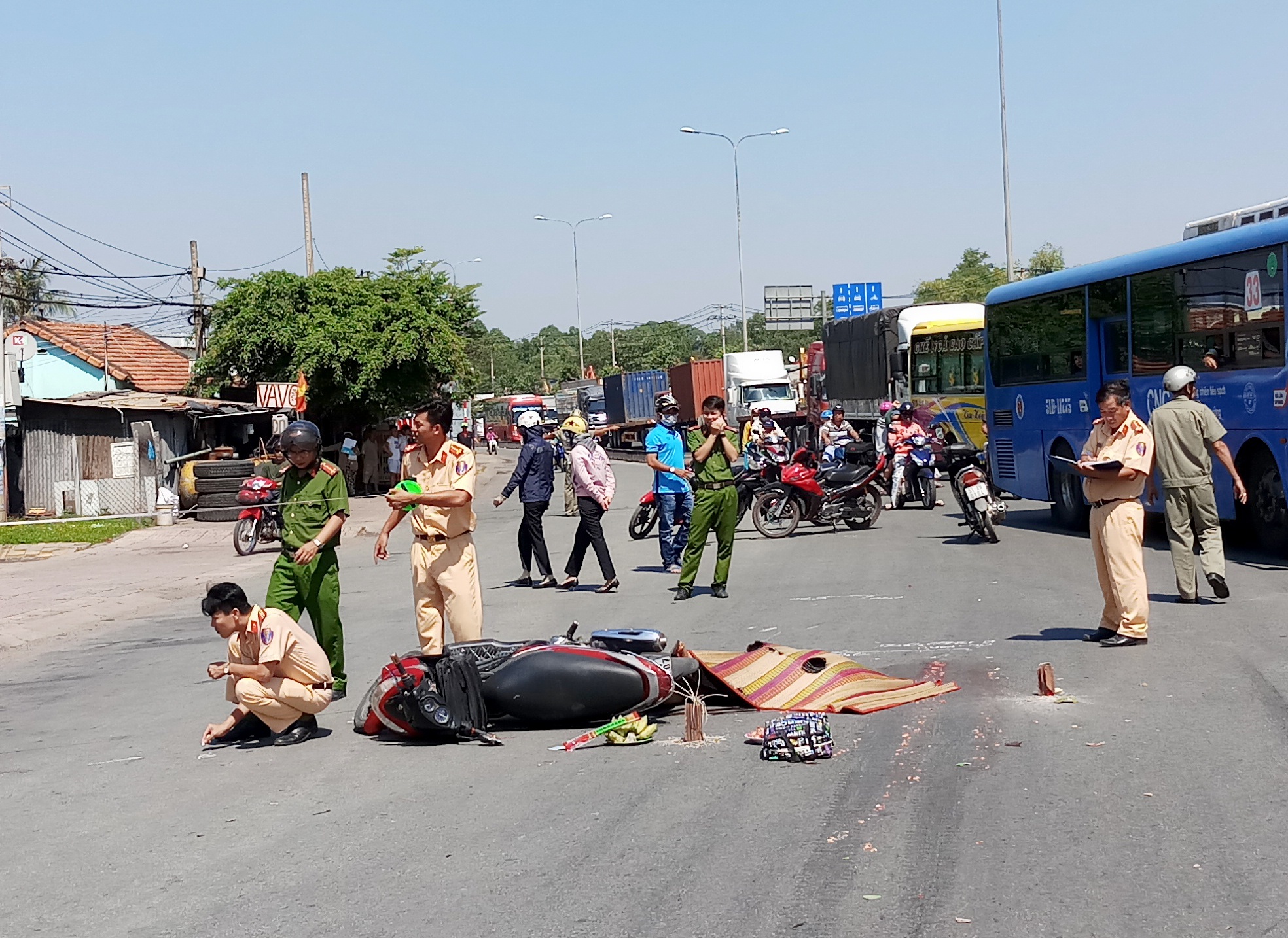 Xe dau keo can chet nguoi phu nu 61 tuoi dang di choi cuoi tuan hinh anh