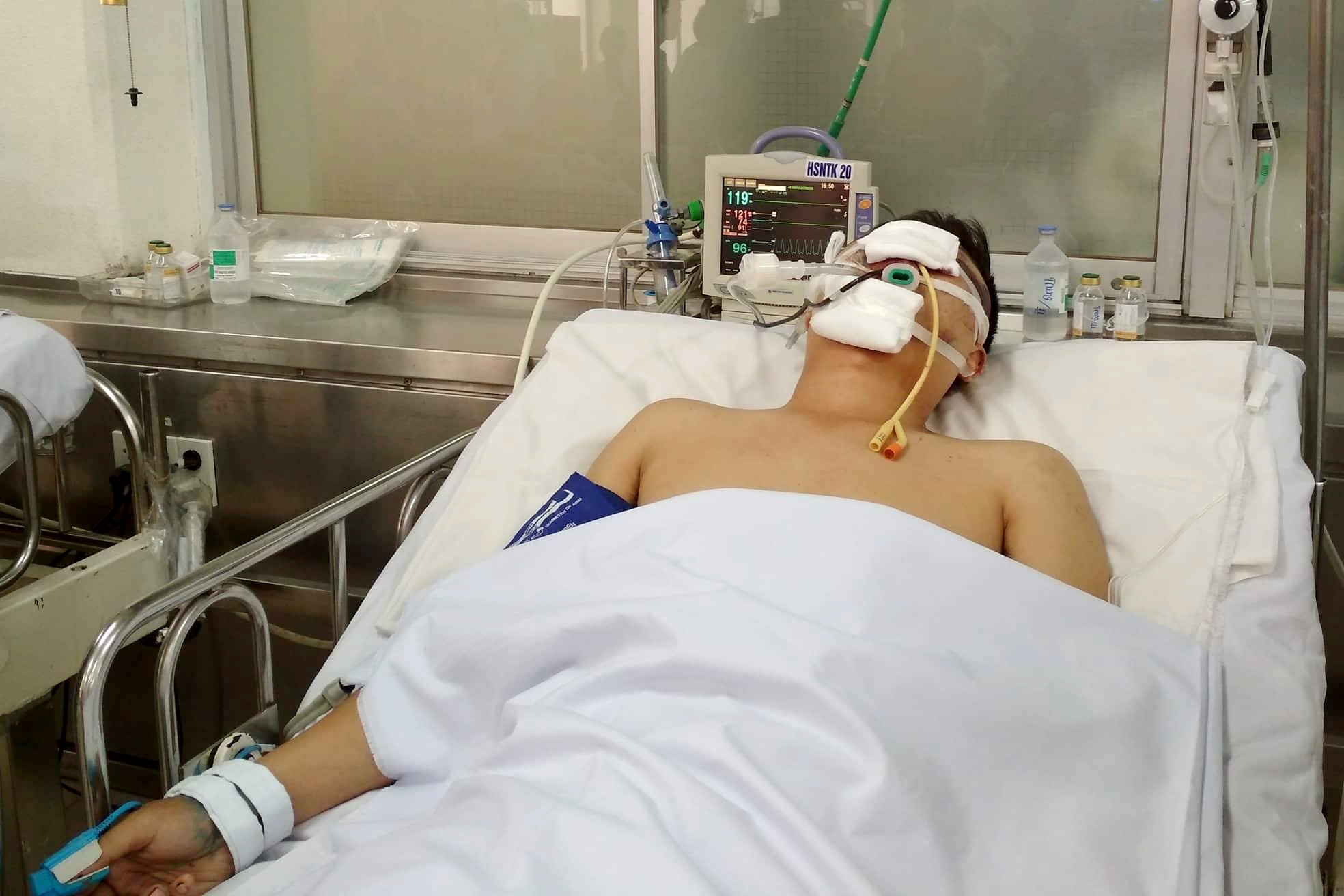 CSGT Sai Gon bi thanh nien say xin tong trong thuong hinh anh