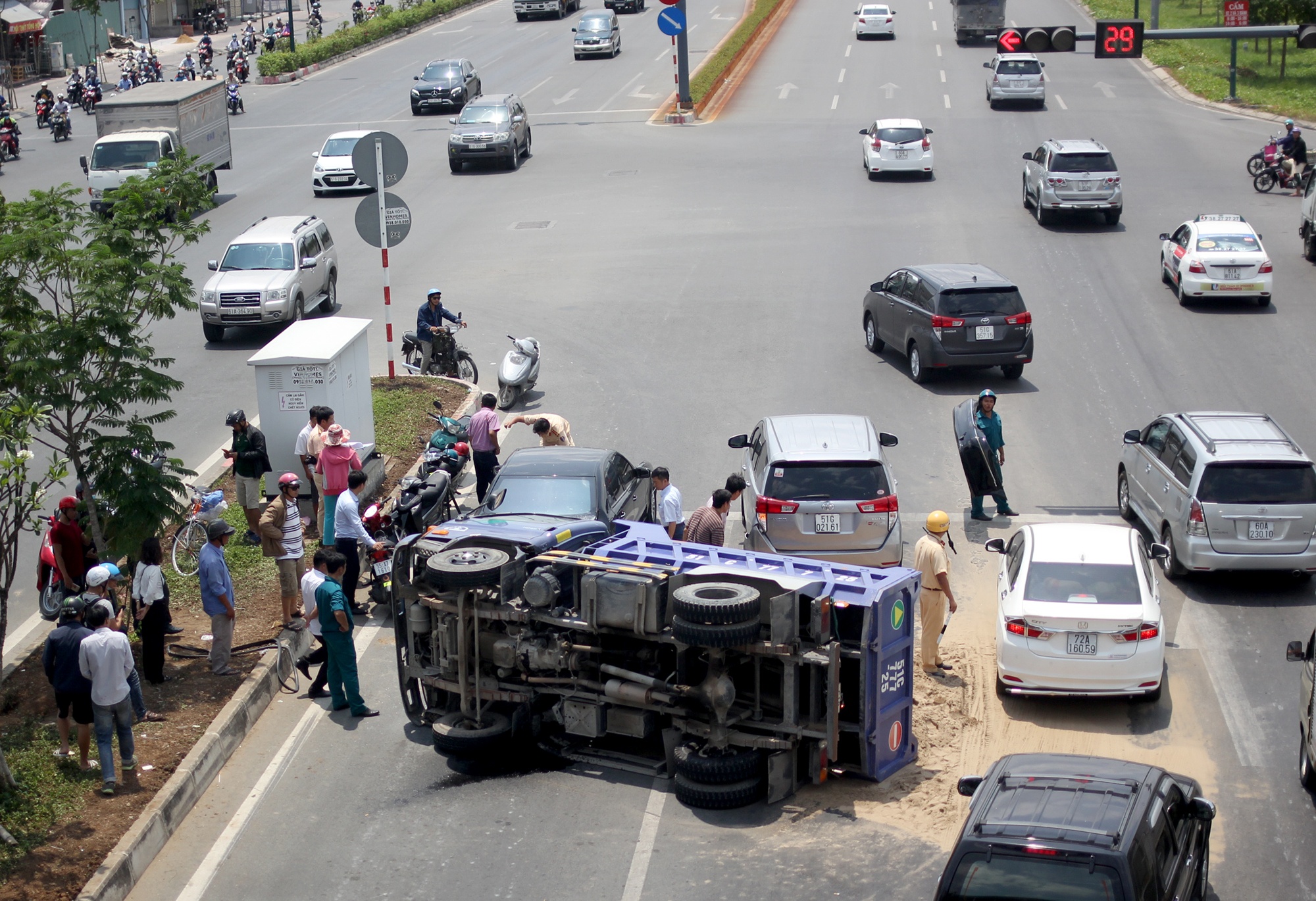 Xe ben cho cat lat nhao va 2 ‘xe hop’ dung den do, tai xe thoat chet hinh anh