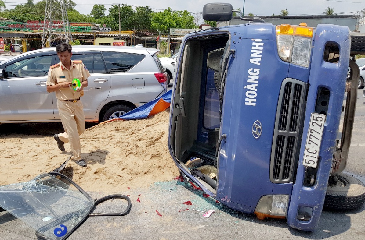 xe tai lat nhao o sai gon anh 2