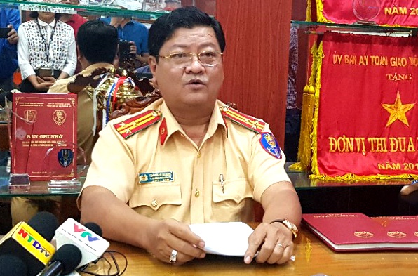 Viet kieu bi giu giay phep lai xe o Sai Gon: Bang quoc te van chua du hinh anh