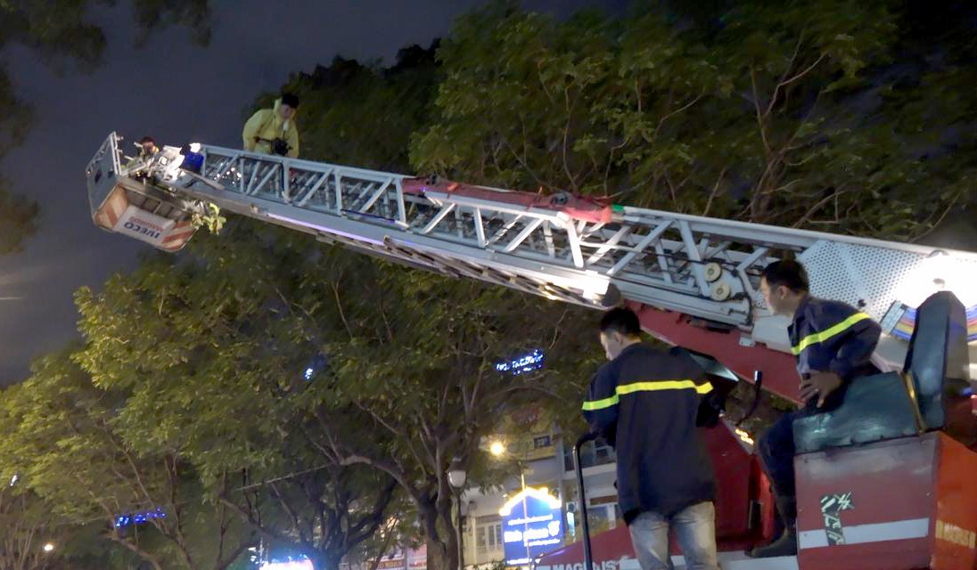 Pha 4 to ong trong dem o Sai Gon hinh anh