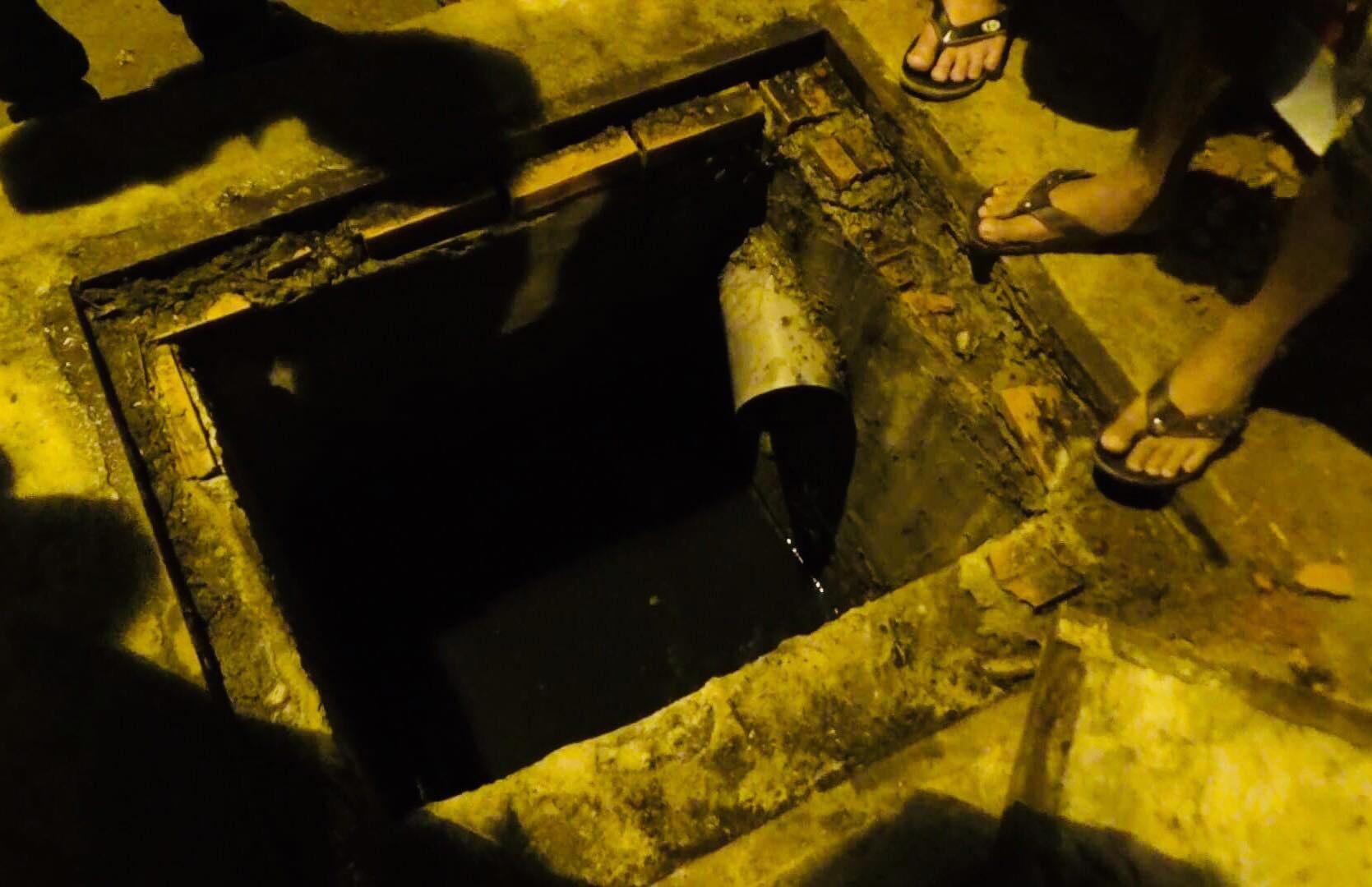 thanh niên chui lỗ cống trốn công an ảnh 1 thanh nien chui lo cong tron cong an anh 1