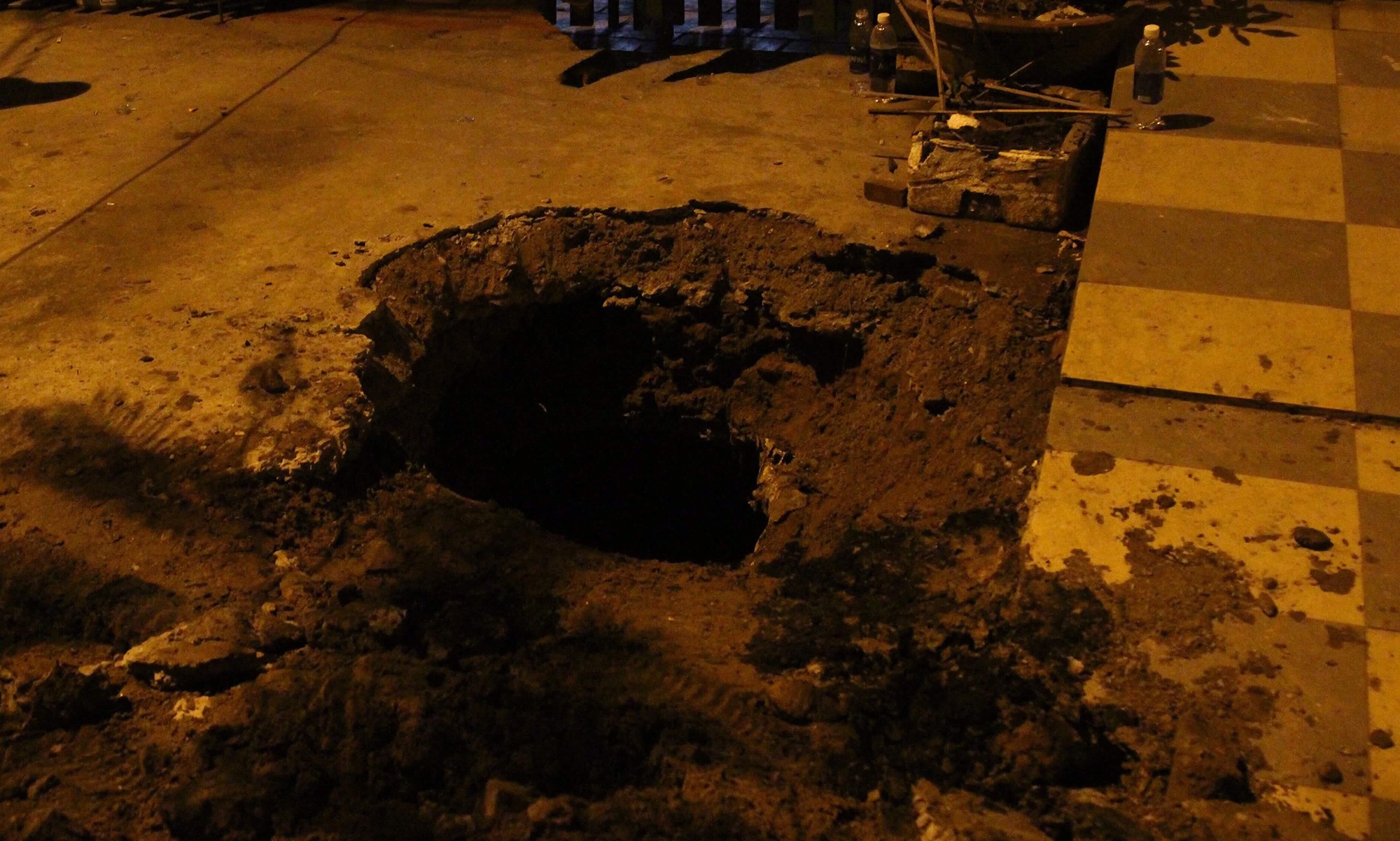 thanh niên chui lỗ cống trốn công an ảnh 2 thanh nien chui lo cong tron cong an anh 2