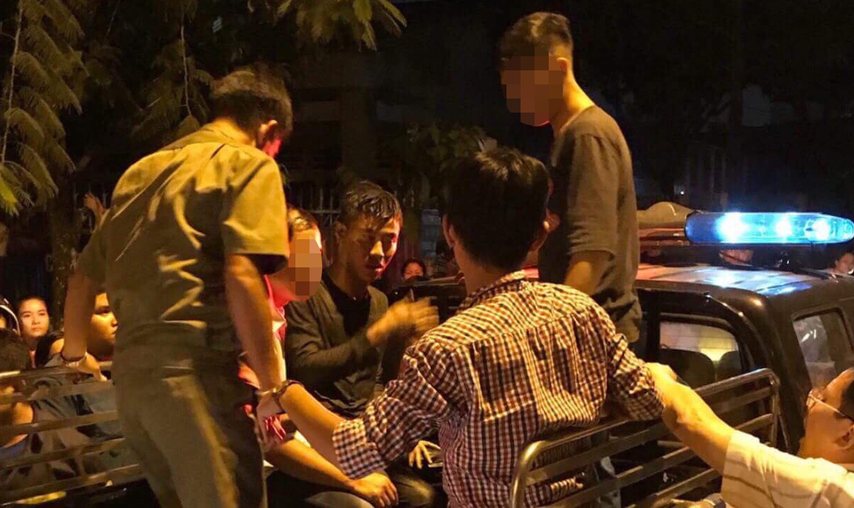 Thanh nien chui lo cong tron cong an nhieu gio o Sai Gon hinh anh