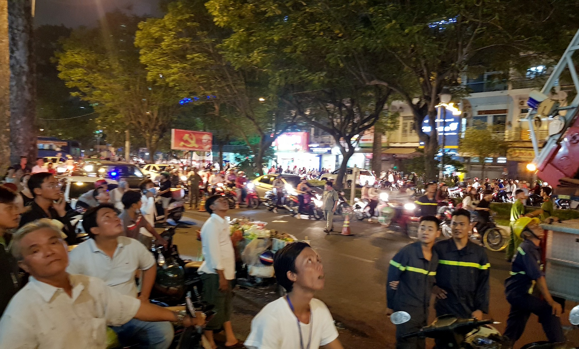 cảnh sát bắt ong ở sài gòn ảnh 1 canh sat bat ong o sai gon anh 1