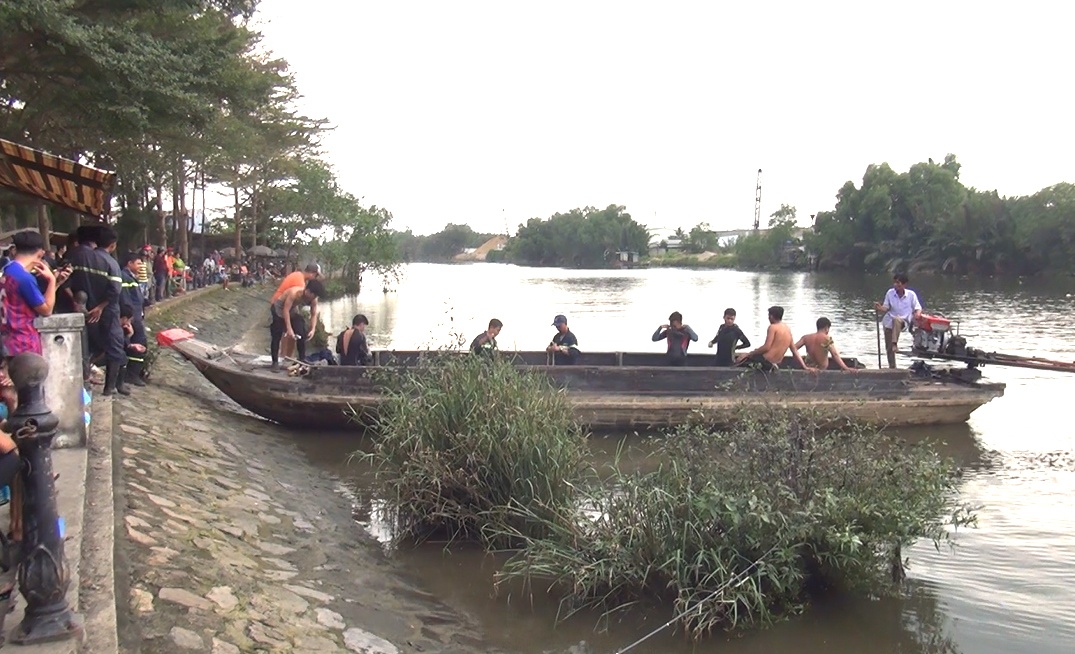 Ba thanh nien ru nhau boi qua song, mot nguoi mat tich hinh anh