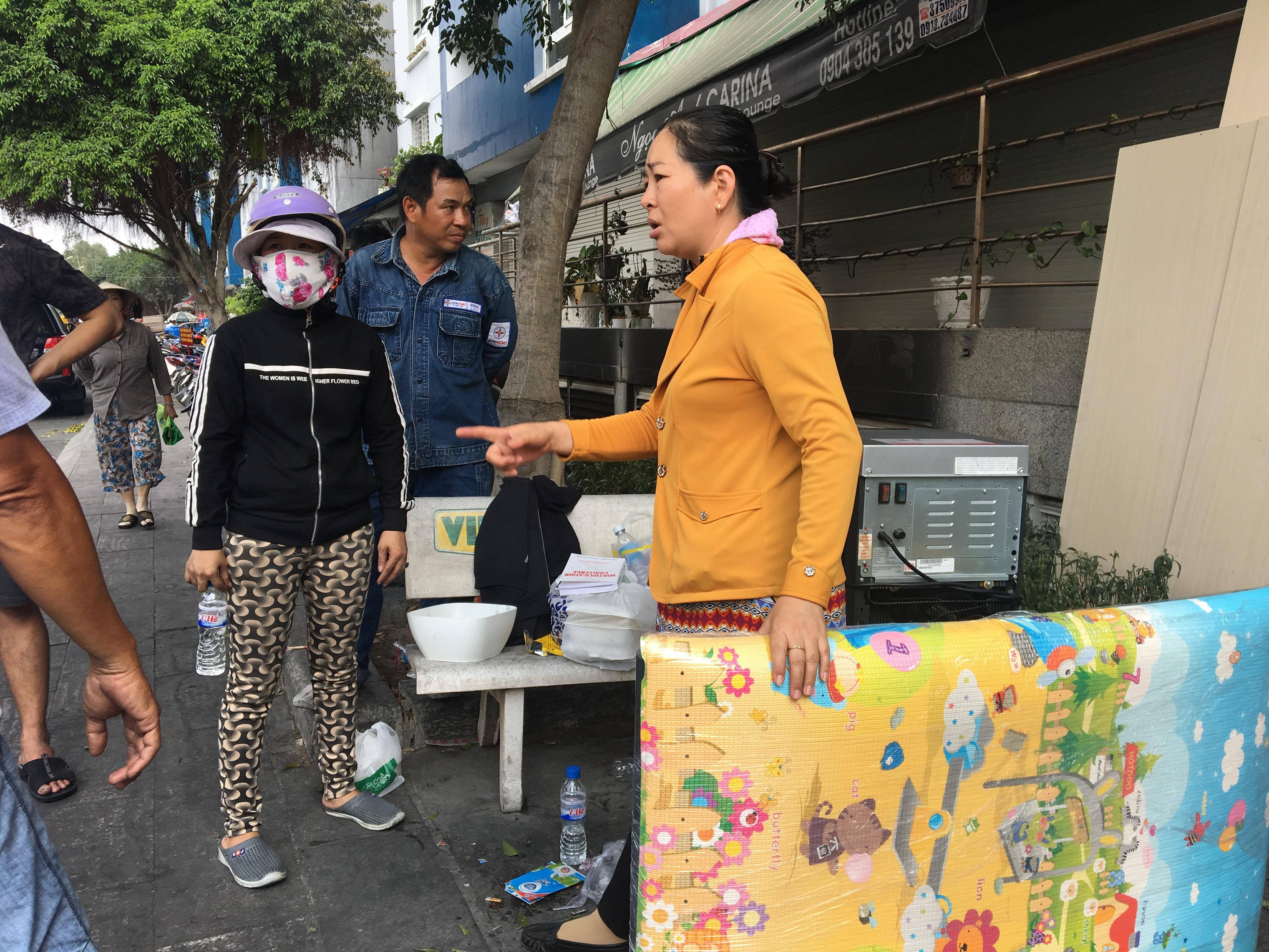 Cu dan don do roi khoi chung cu carina hinh anh