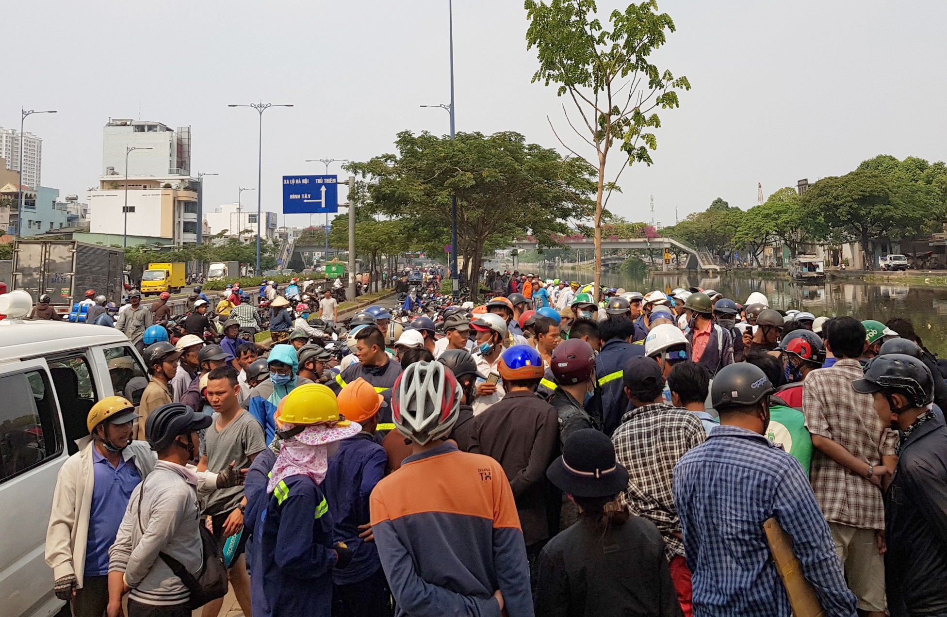 người đàn ông nhảy kênh ở sài gòn ảnh 2 nguoi dan ong nhay kenh o sai gon anh 2