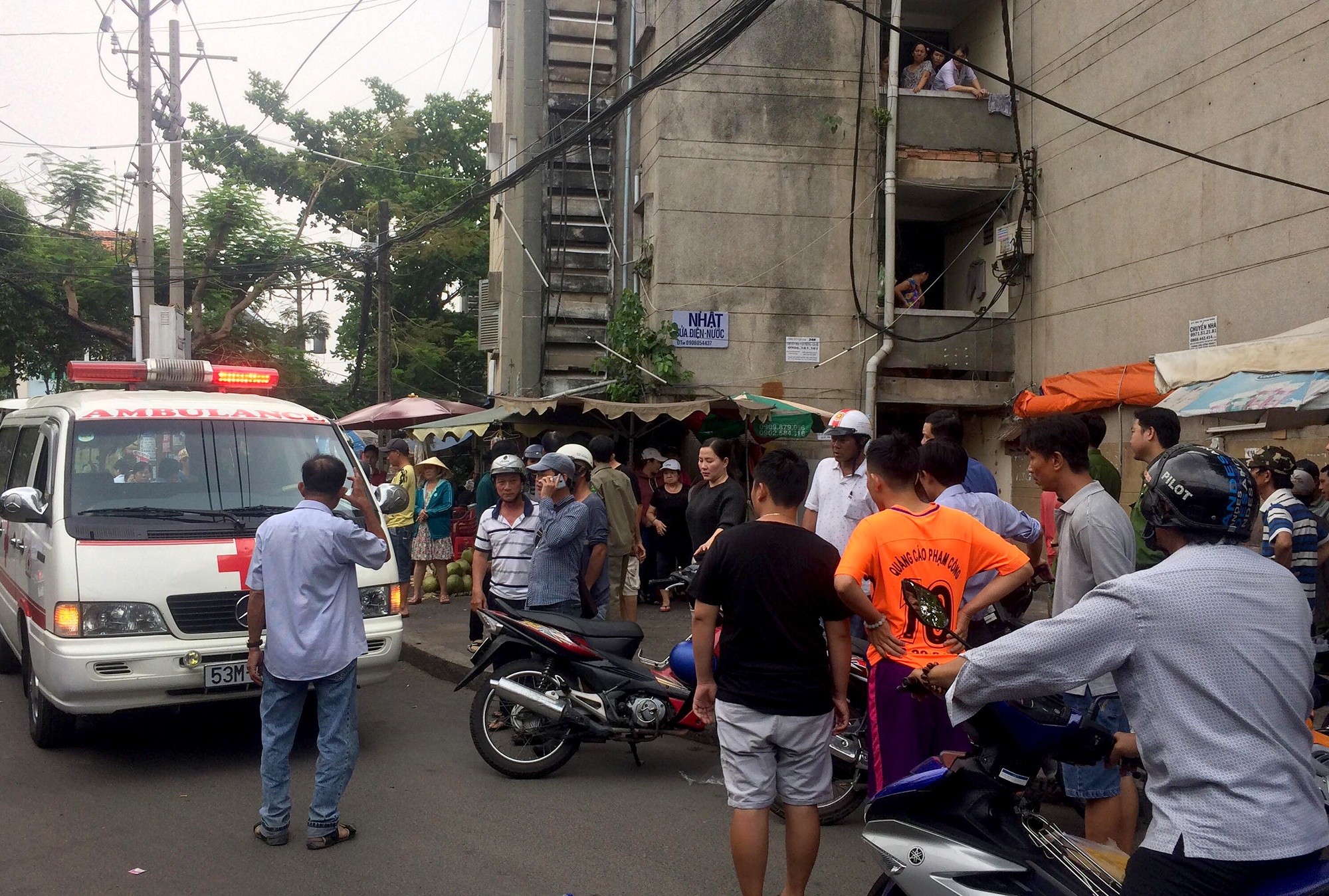 Lien tiep 2 nguoi thiet mang khi bi roi tu chung cu o Sai Gon hinh anh