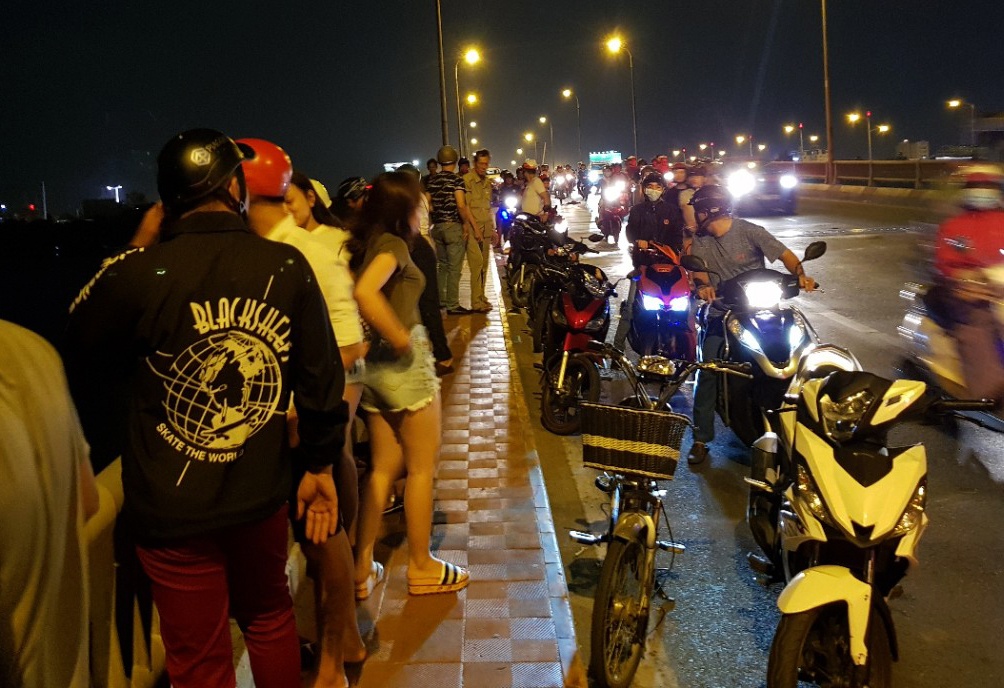 nhảy cầu bình triệu ở sài gòn ảnh 3 nhay cau binh trieu o sai gon anh 3