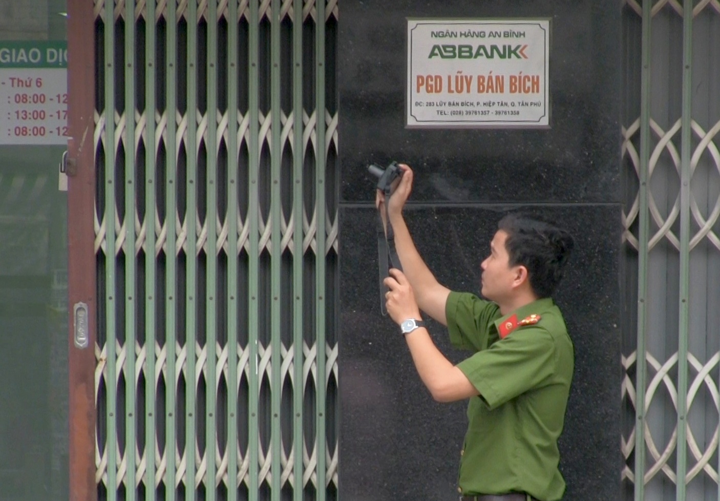 Kham nghiem hien truong vu cuop ngan hang o Sai Gon hinh anh