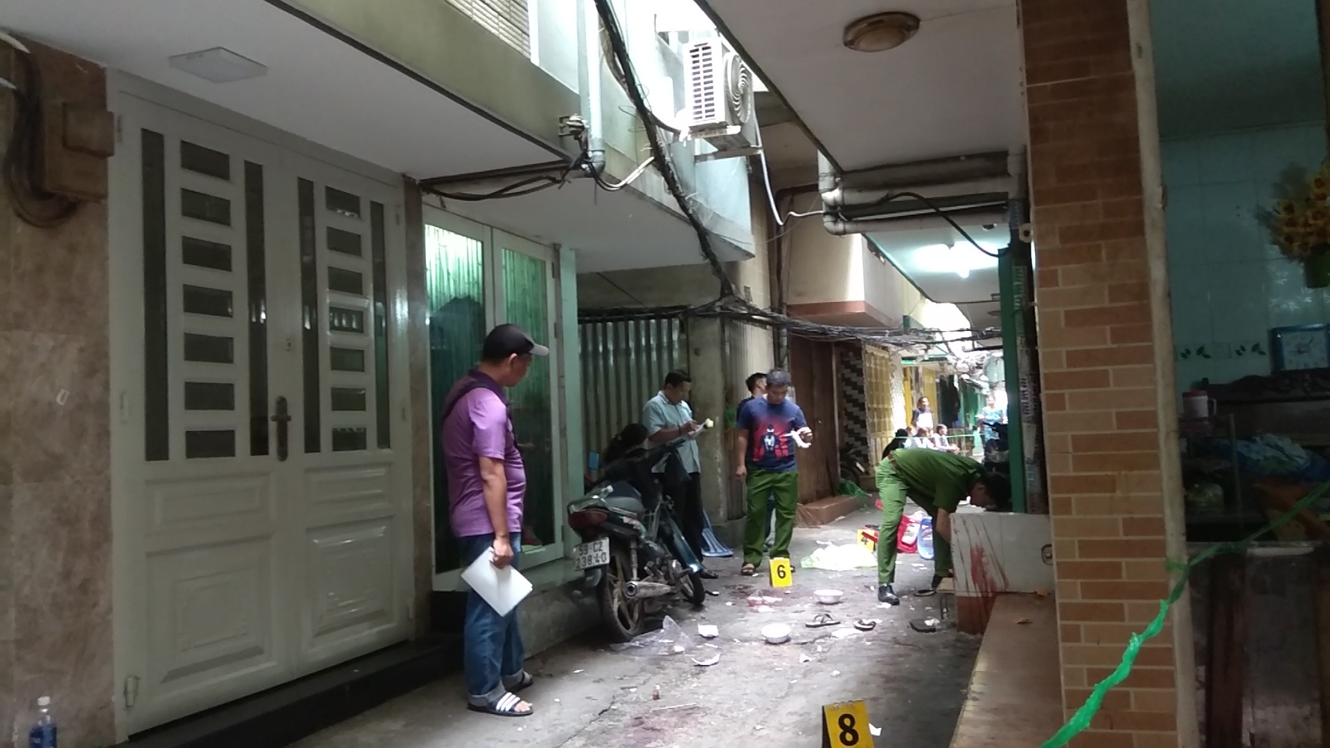 Cong an kham nghiem hien truong vu thanh nien bi sat hai o Sai Gon hinh anh