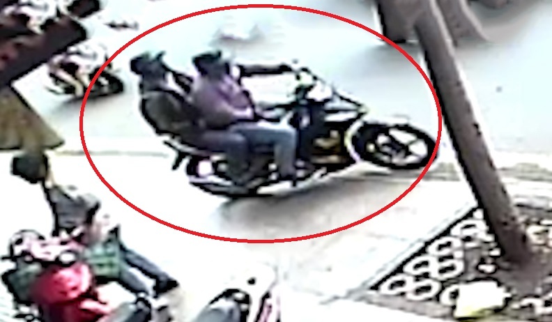 Cuop ngan hang o Sai Gon: Nghi can cam sung doa nguoi di duong hinh anh