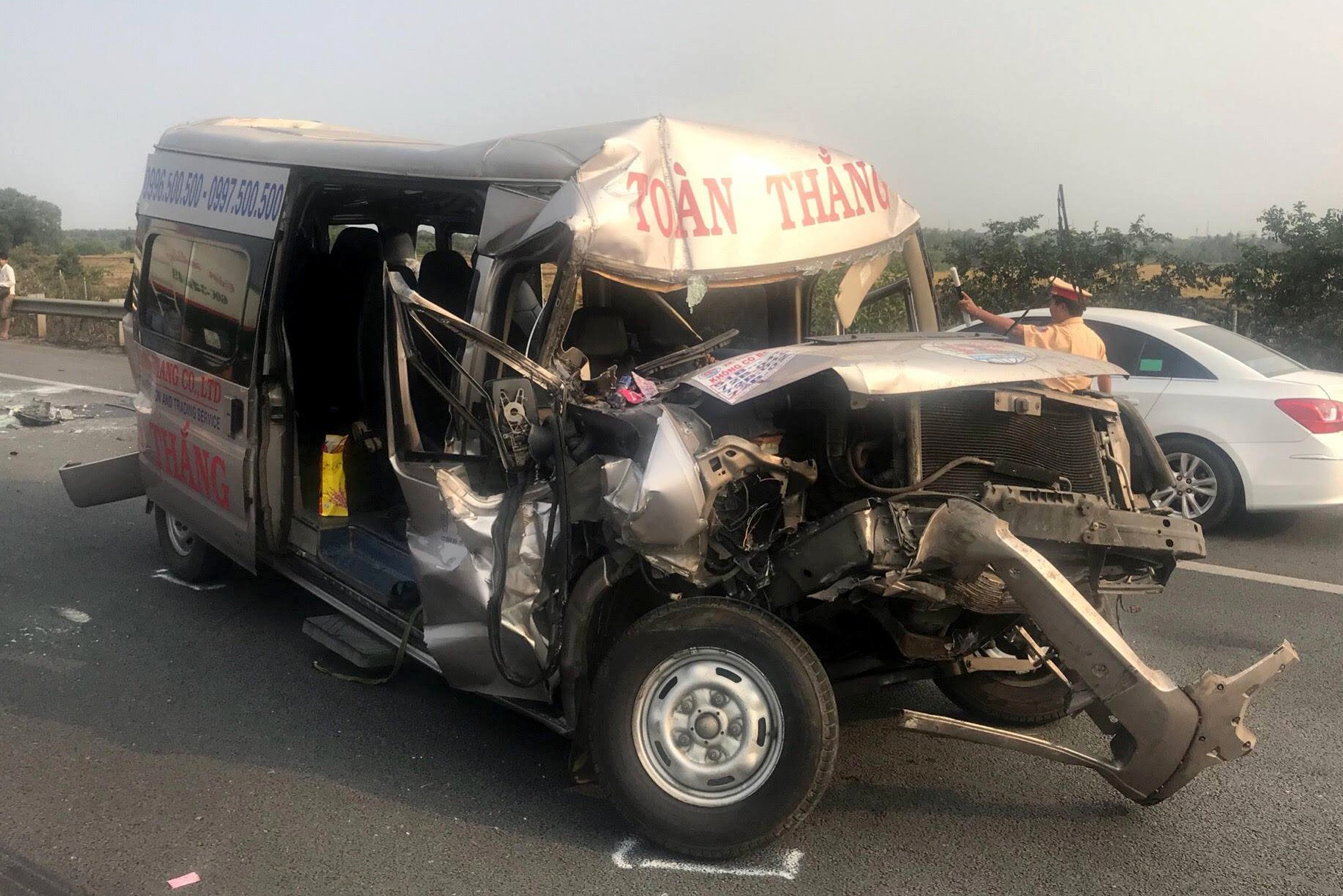 Bon oto tong lien hoan tren cao toc TP.HCM - Long Thanh - Dau Giay hinh anh