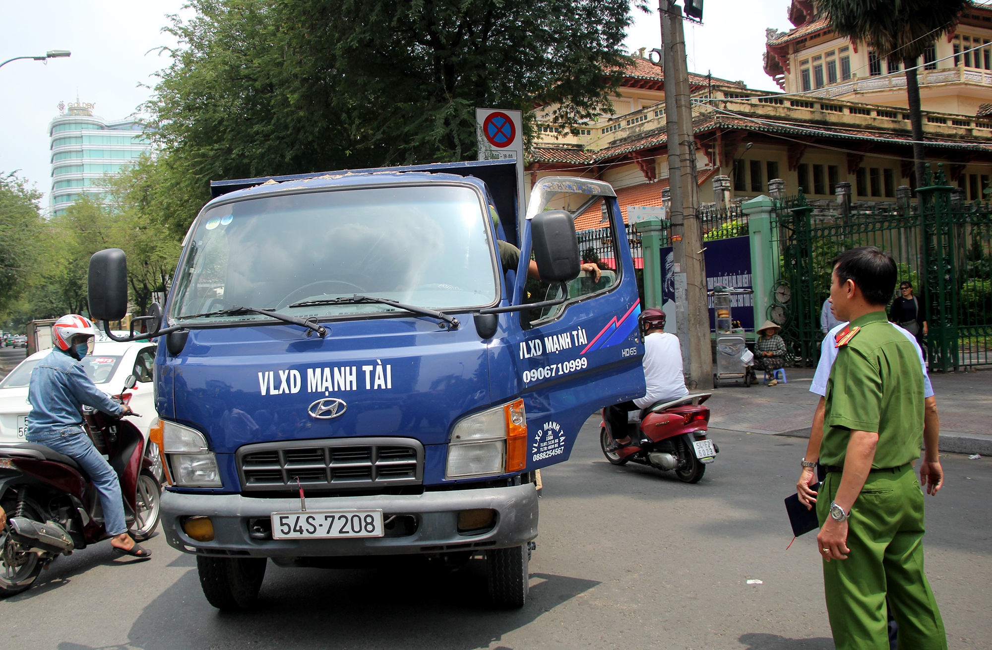 Ong Doan Ngoc Hai di bat xe tai phong nguoc chieu o trung tam Sai Gon hinh anh