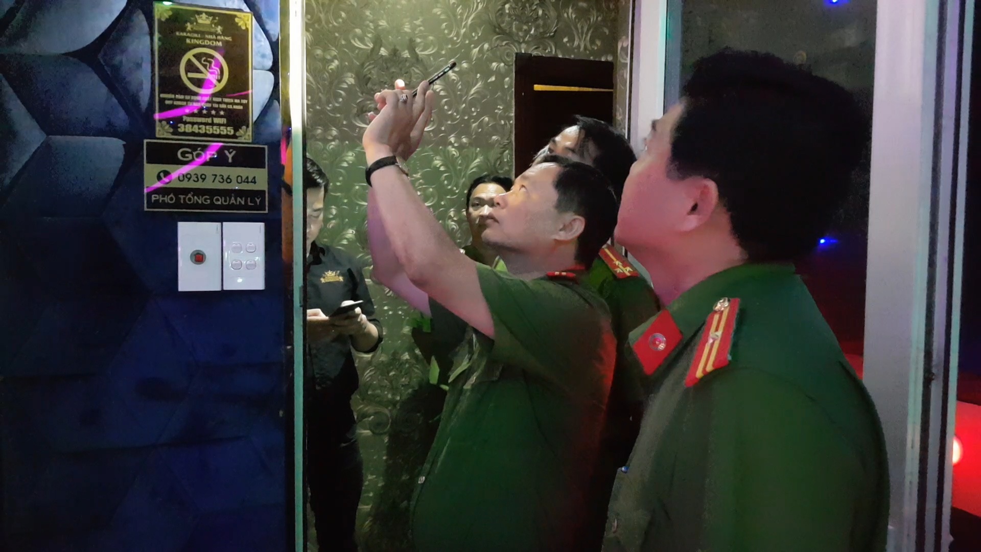 Canh sat chi ra sai pham PCCC tai quan karaoke bi phat 103 trieu dong hinh anh